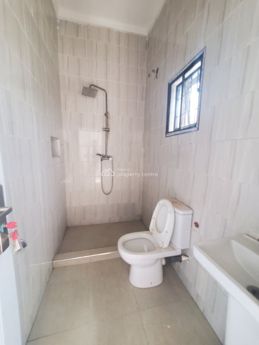 ️3 Bedrooms Flat on The 2nd Floor, By American International School, Durumi, Abuja, Block of Flats for Sale
