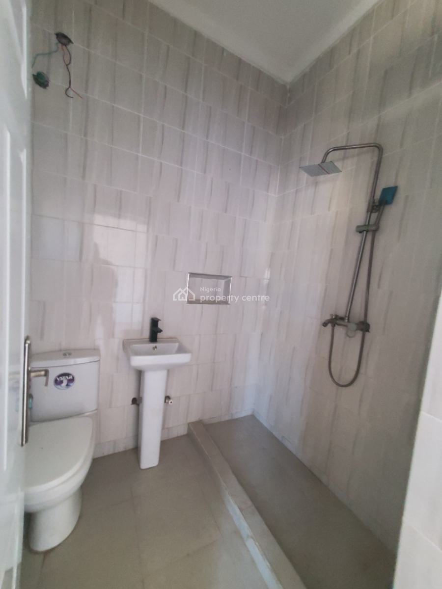 ️3 Bedrooms Flat on The 2nd Floor, By American International School, Durumi, Abuja, Block of Flats for Sale