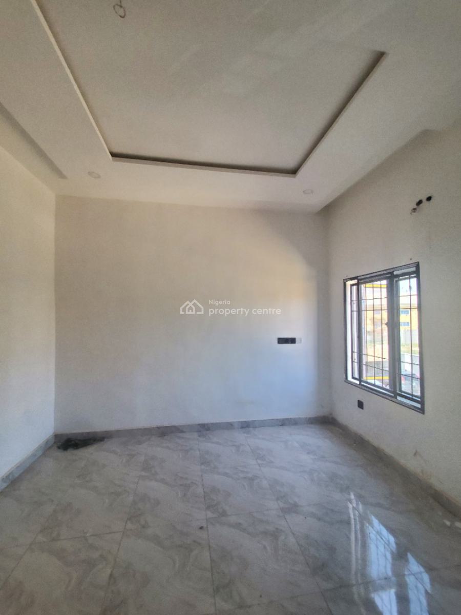 ️3 Bedrooms Flat on The 2nd Floor, By American International School, Durumi, Abuja, Block of Flats for Sale
