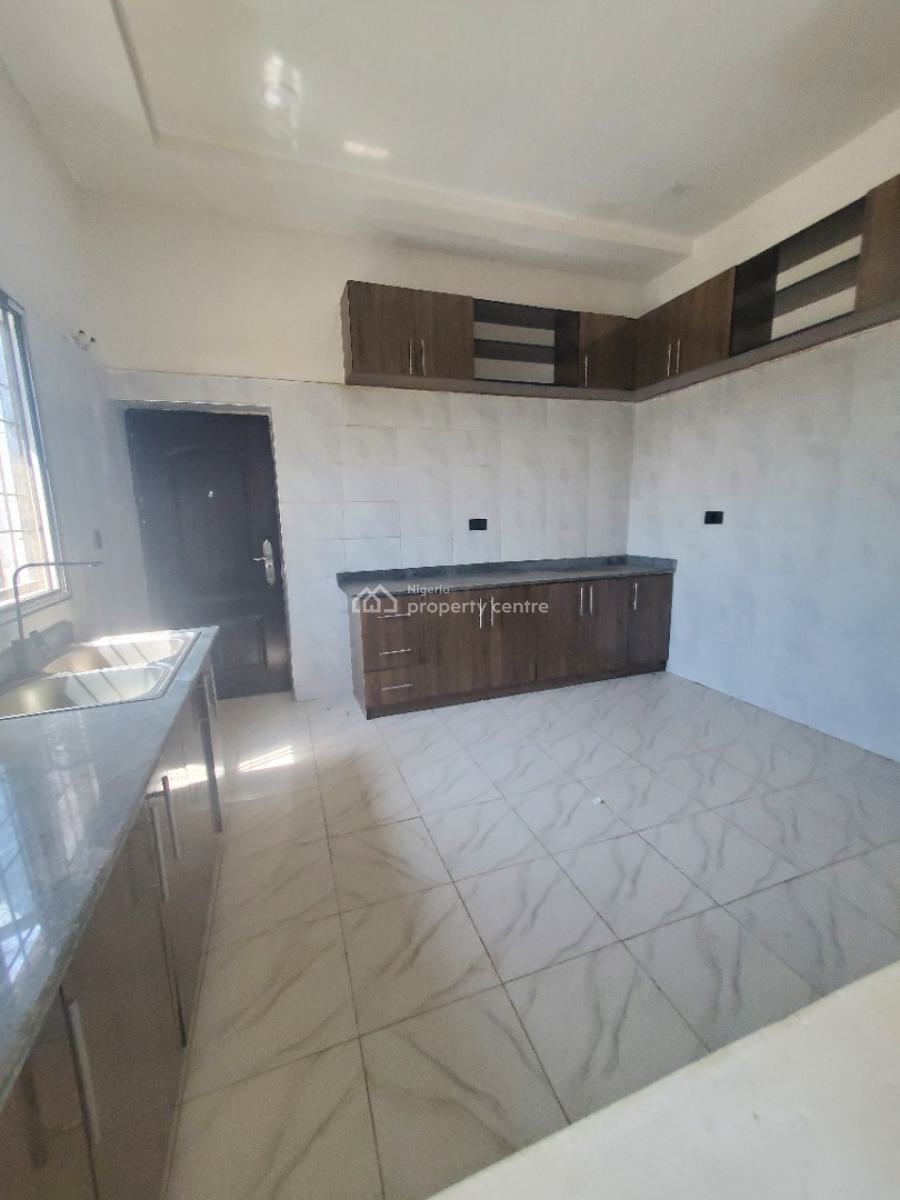 ️3 Bedrooms Flat on The 2nd Floor, By American International School, Durumi, Abuja, Block of Flats for Sale