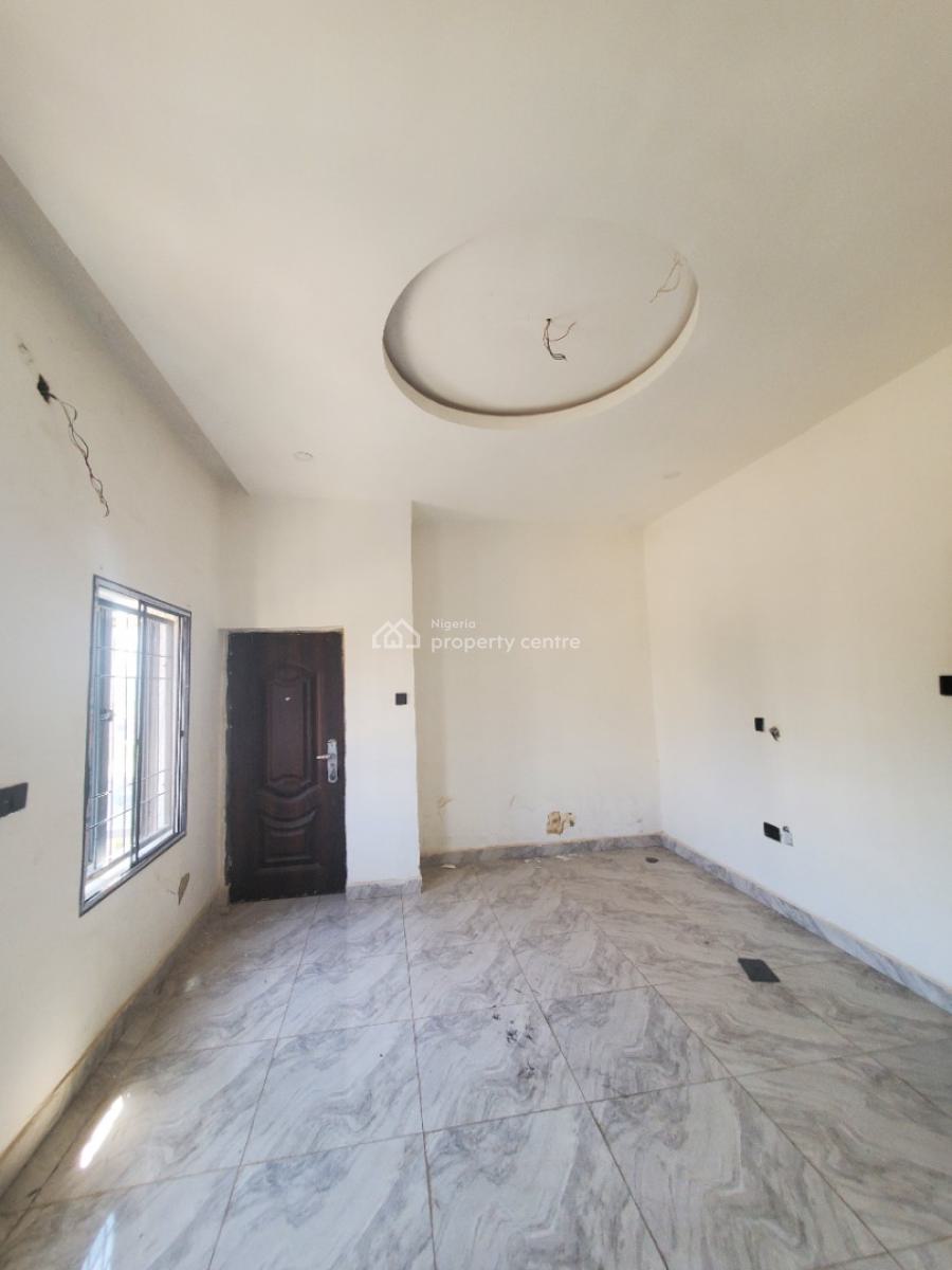 ️3 Bedrooms Flat on The 2nd Floor, By American International School, Durumi, Abuja, Block of Flats for Sale