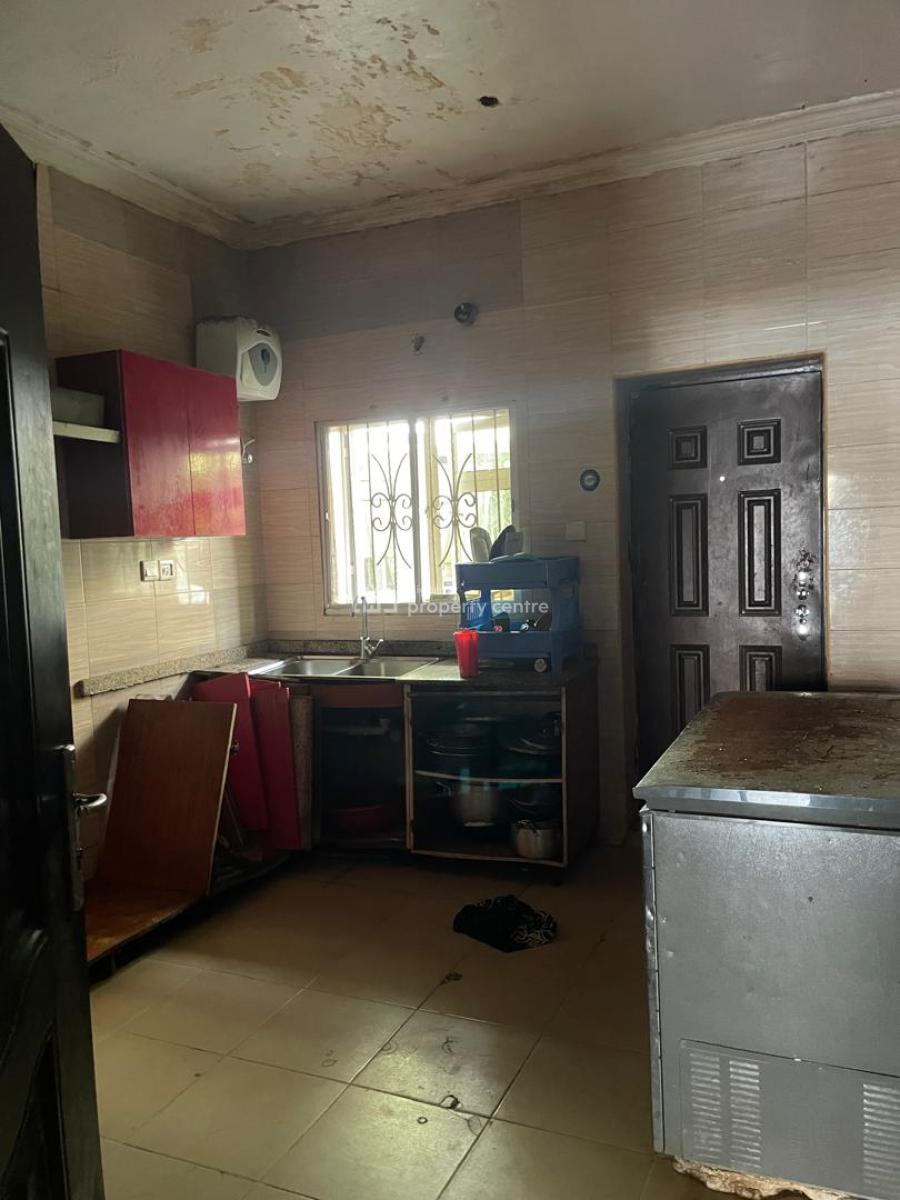 Distress  4 Bedrooms Terrace Duplex, Chevron Drive, Lekki, Lagos, Terraced Duplex for Sale