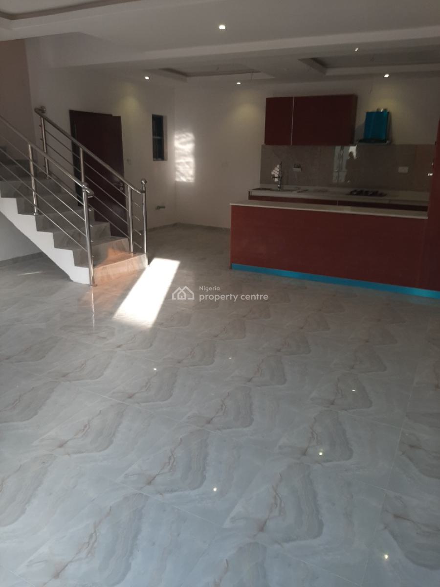 Serviced 3 Bedroom En-suite Maisonette with Fitted Open Plan Kitchen,, Lekki Phase 1, Lekki, Lagos, Flat / Apartment for Rent