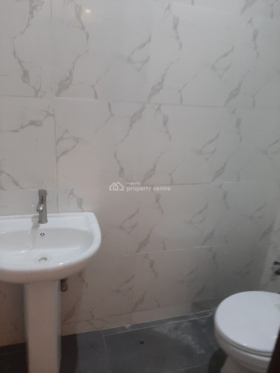 Serviced 3 Bedroom En-suite Maisonette with Fitted Open Plan Kitchen,, Lekki Phase 1, Lekki, Lagos, Flat / Apartment for Rent