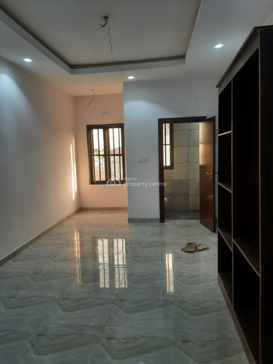 Serviced 3 Bedroom En-suite Maisonette with Fitted Open Plan Kitchen,, Lekki Phase 1, Lekki, Lagos, Flat / Apartment for Rent
