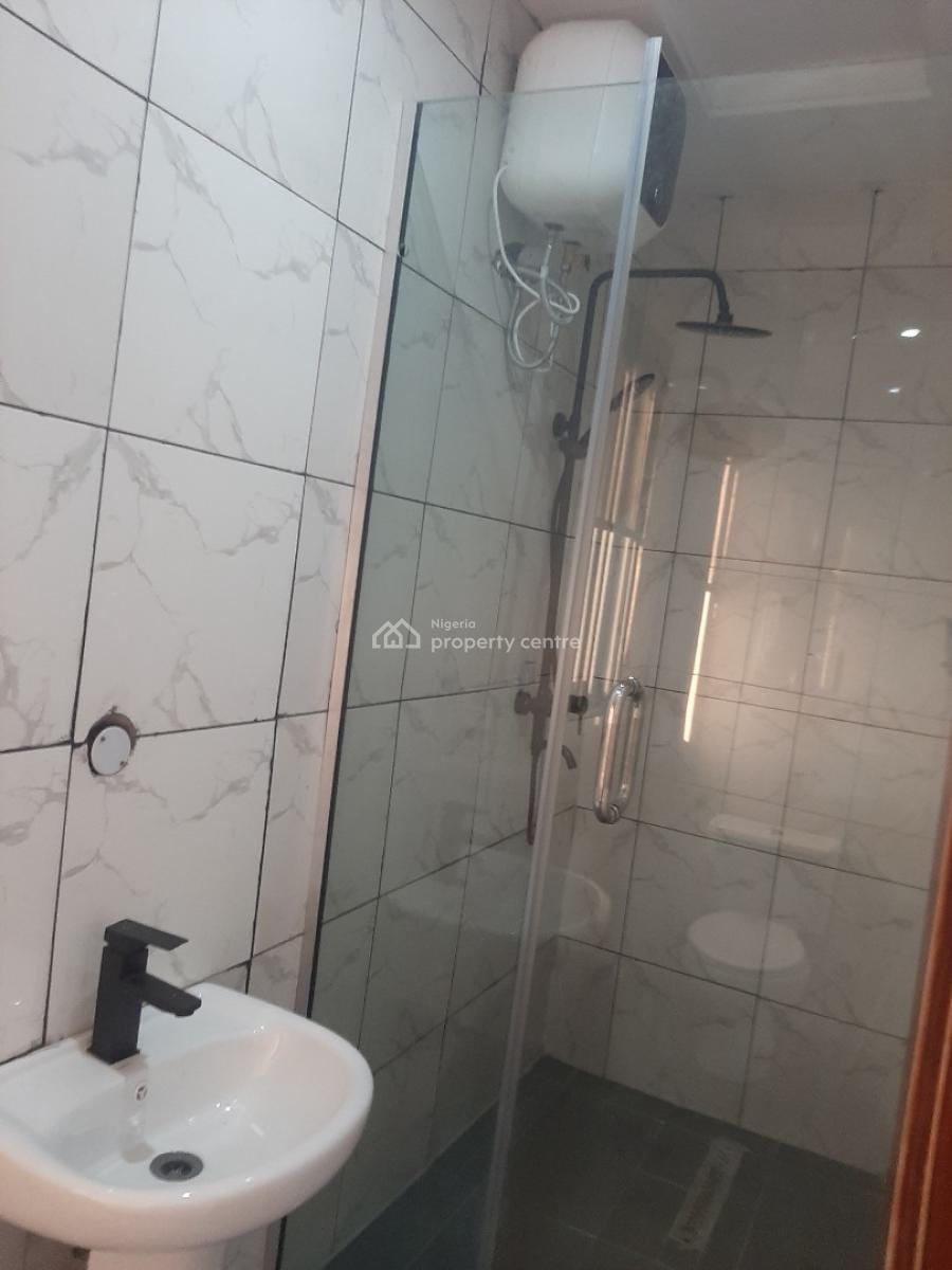 Serviced 3 Bedroom En-suite Maisonette with Fitted Open Plan Kitchen,, Lekki Phase 1, Lekki, Lagos, Flat / Apartment for Rent