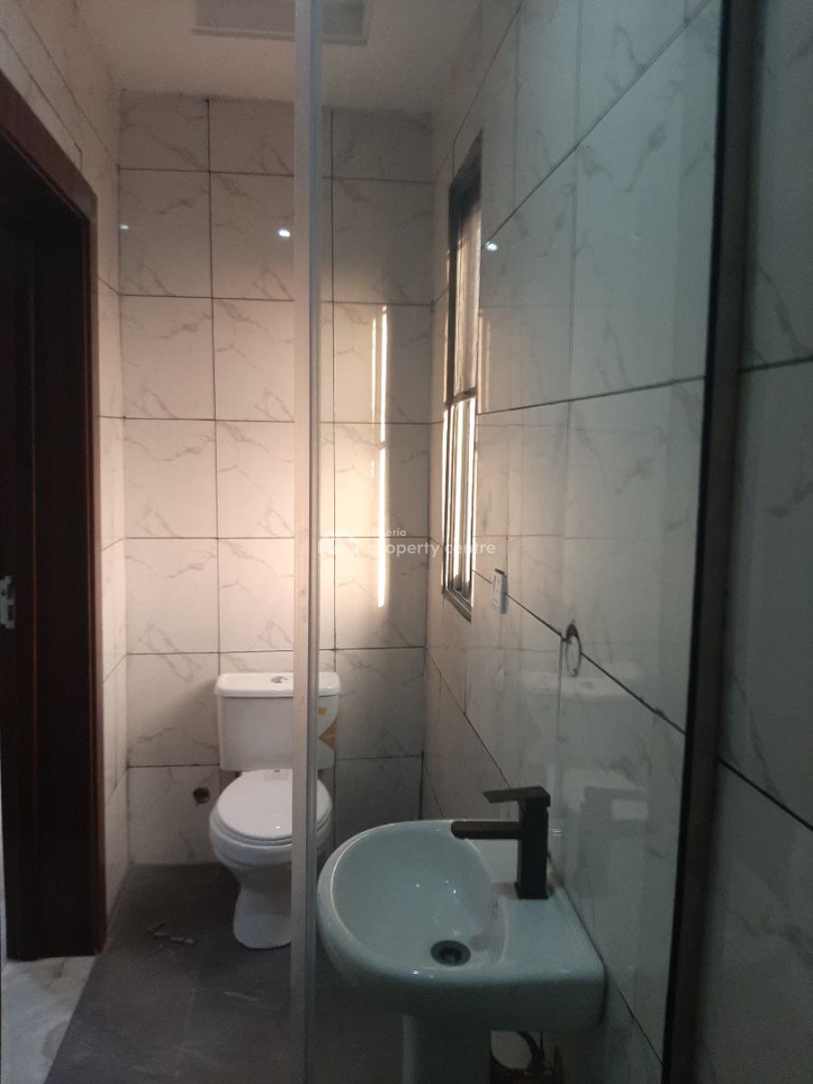 Serviced 3 Bedroom En-suite Maisonette with Fitted Open Plan Kitchen,, Lekki Phase 1, Lekki, Lagos, Flat / Apartment for Rent