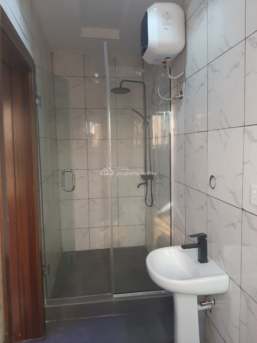 Serviced 3 Bedroom En-suite Maisonette with Fitted Open Plan Kitchen,, Lekki Phase 1, Lekki, Lagos, Flat / Apartment for Rent