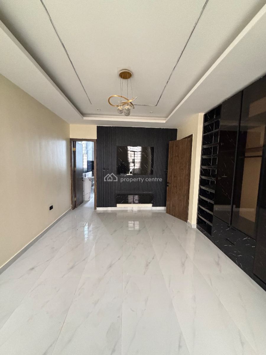 Spacious 2bedroom Flat with Bq, Lekki Phase 1, Lekki, Lagos, Block of Flats for Sale