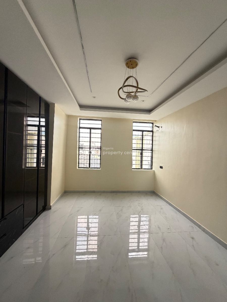 Spacious 2bedroom Flat with Bq, Lekki Phase 1, Lekki, Lagos, Block of Flats for Sale