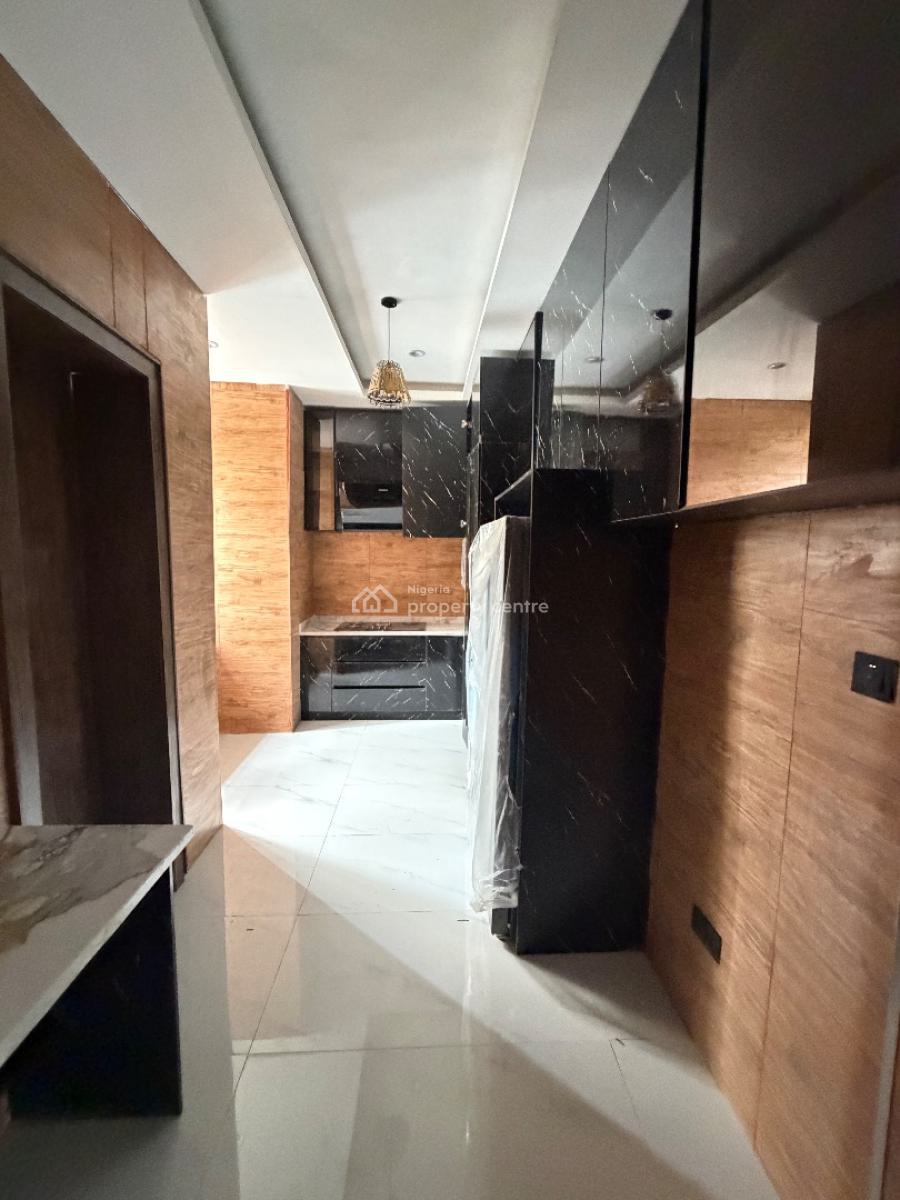 Spacious 2bedroom Flat with Bq, Lekki Phase 1, Lekki, Lagos, Block of Flats for Sale