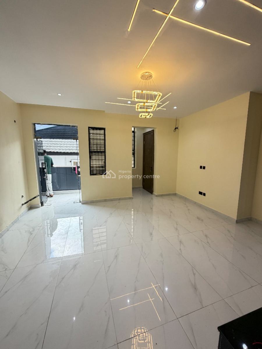 Spacious 3bedroom Flat with Bq, Lekki Phase 1, Lekki, Lagos, Block of Flats for Sale
