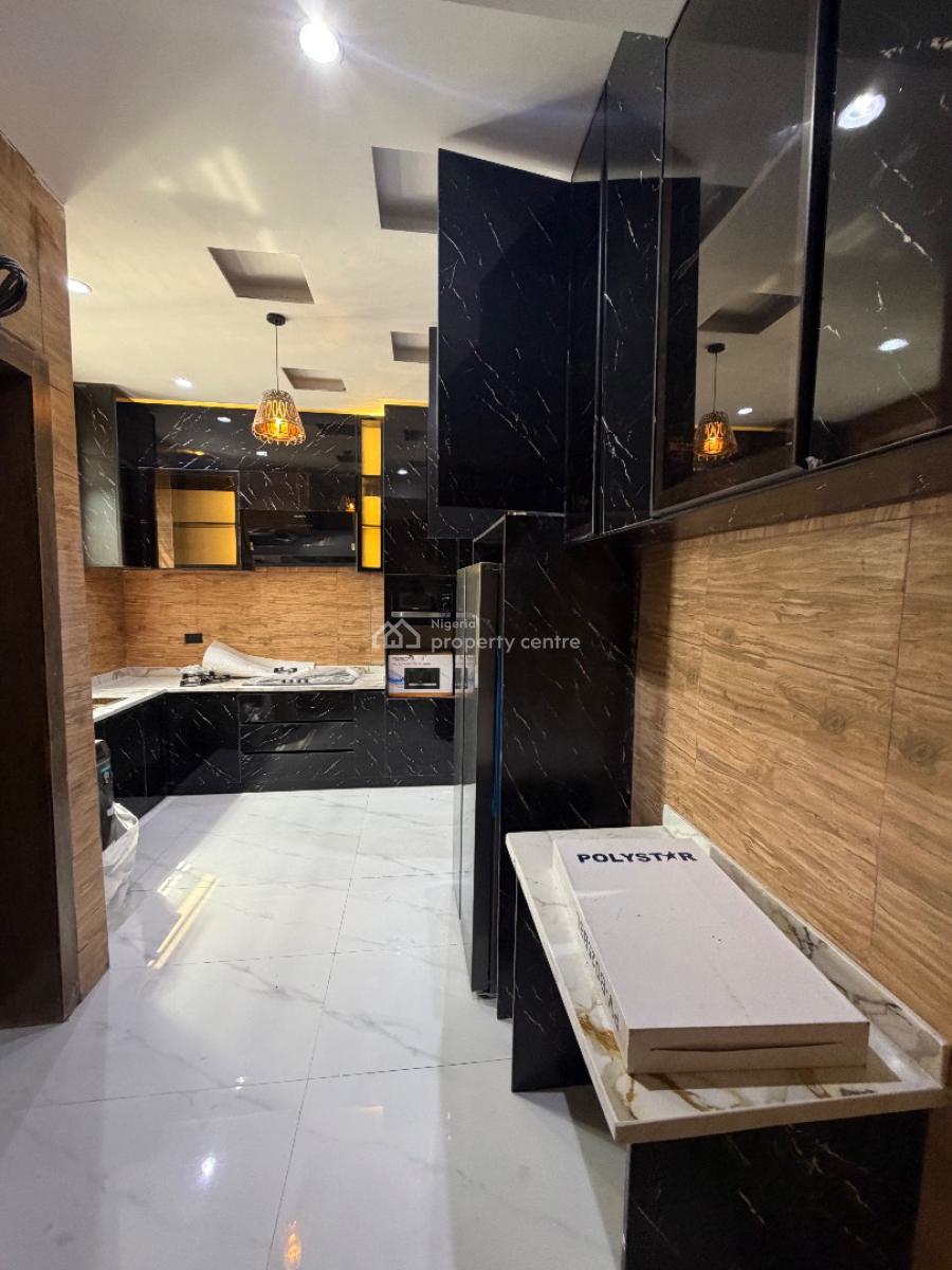 Spacious 3bedroom Flat with Bq, Lekki Phase 1, Lekki, Lagos, Block of Flats for Sale