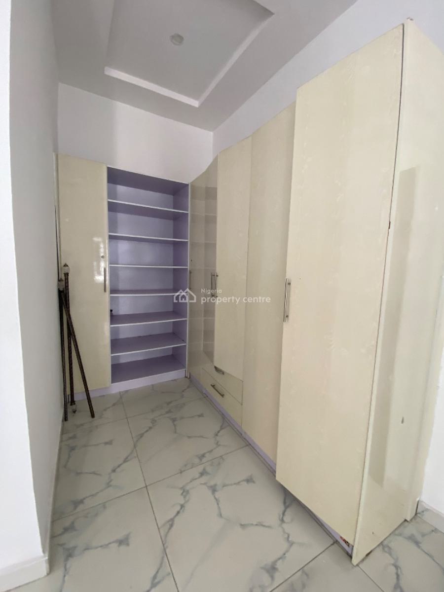 Specious Master Bedroom Available, Orchard Road, Lekki Expressway, Lekki, Lagos, Flat / Apartment for Rent