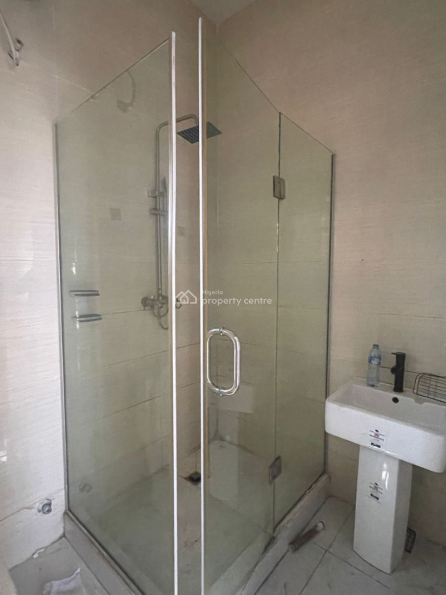 Spacious Affordable Master Bedroom Shared Apartment, Royal Pine Estate Orchid Road, Lekki, Lagos, Flat / Apartment for Rent