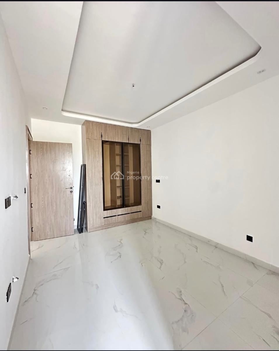 2 Bedroom Service and Spacious Apartment, Lekki Phase 1, Lekki, Lagos, Flat / Apartment for Sale