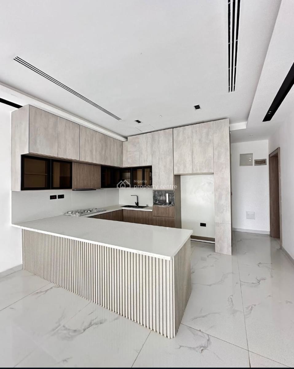 2 Bedroom Service and Spacious Apartment, Lekki Phase 1, Lekki, Lagos, Flat / Apartment for Sale