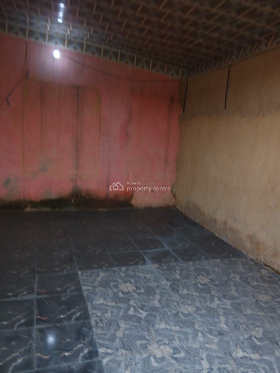 Massive Busy Open Shop, Yaba, Lagos, Shop for Rent