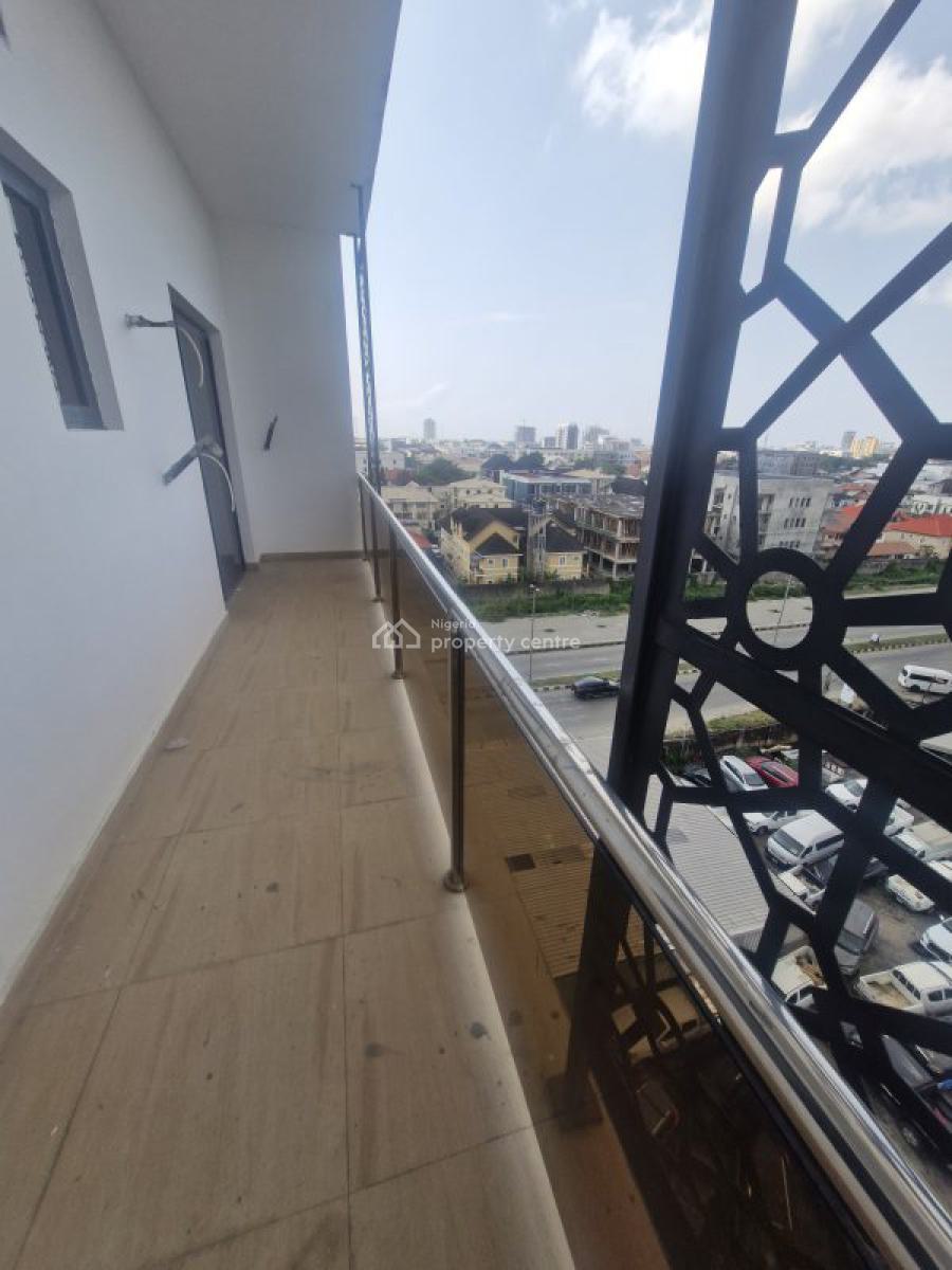 Spacious Serviced 3 Bedroom Apartment with Bq, Pool., Lekki Phase 1, Lekki, Lagos, Block of Flats for Sale