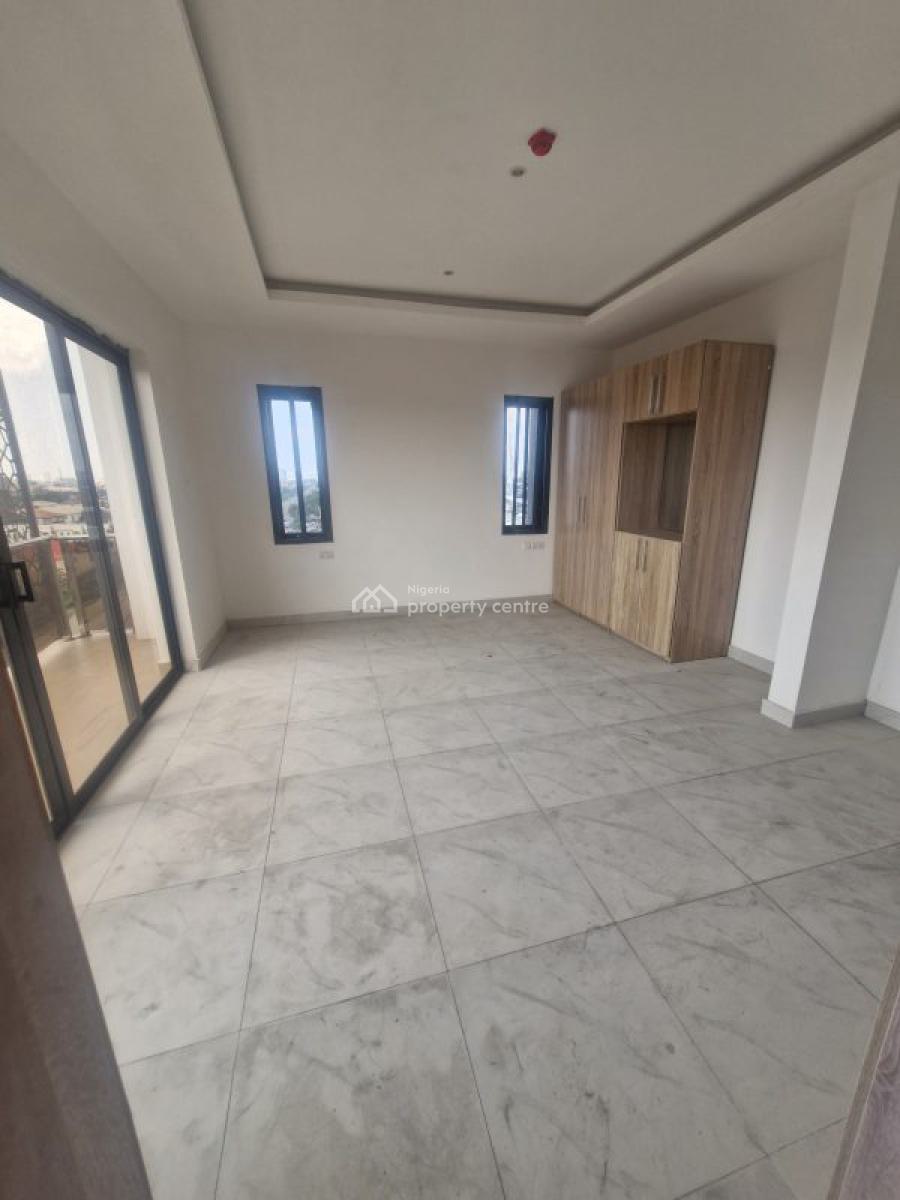Spacious Serviced 3 Bedroom Apartment with Bq, Pool., Lekki Phase 1, Lekki, Lagos, Block of Flats for Sale