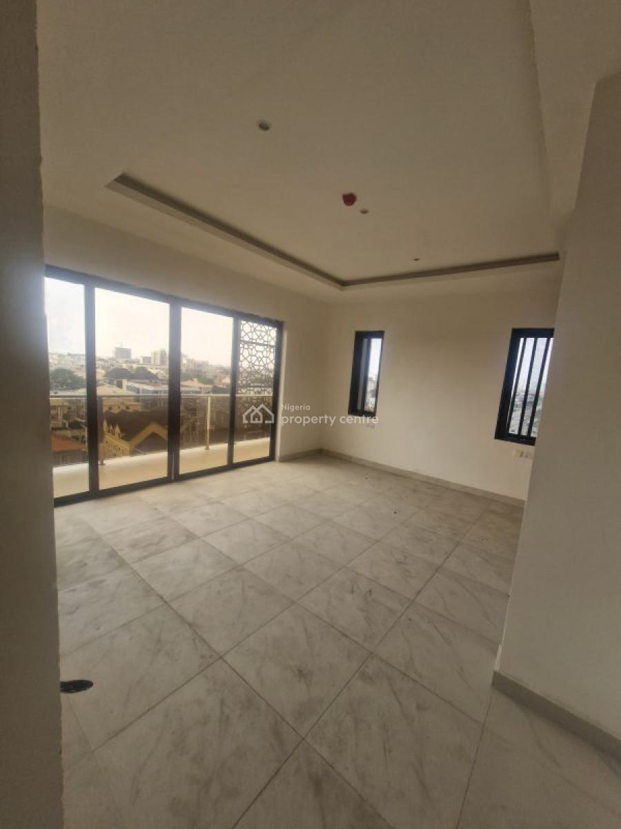 Spacious Serviced 3 Bedroom Apartment with Bq, Pool., Lekki Phase 1, Lekki, Lagos, Block of Flats for Sale