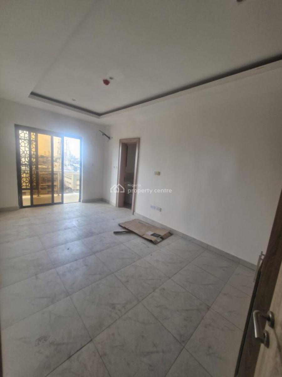 Spacious Serviced 3 Bedroom Apartment with Bq, Pool., Lekki Phase 1, Lekki, Lagos, Block of Flats for Sale