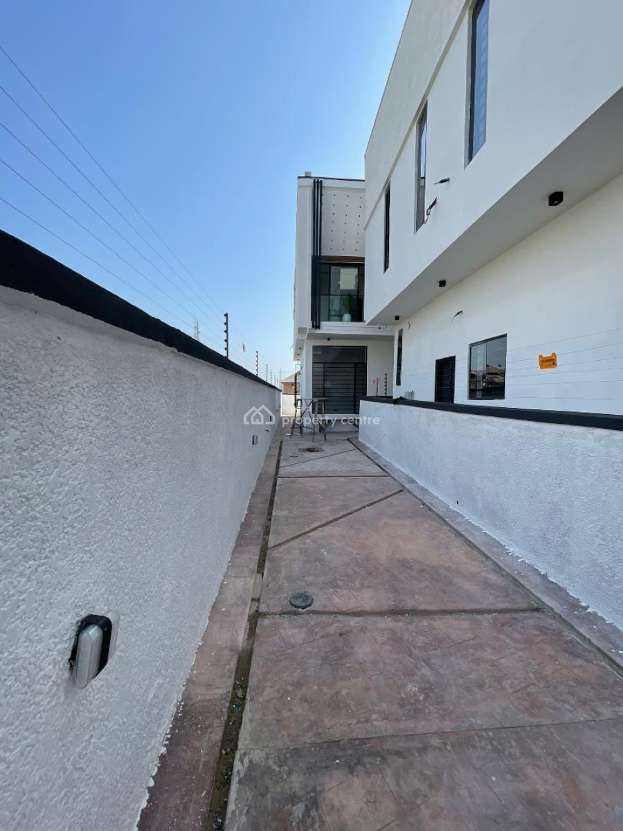 Distress 4 Bedroom Semi-detached, Ikota, Lekki, Lagos, Semi-detached Duplex for Sale