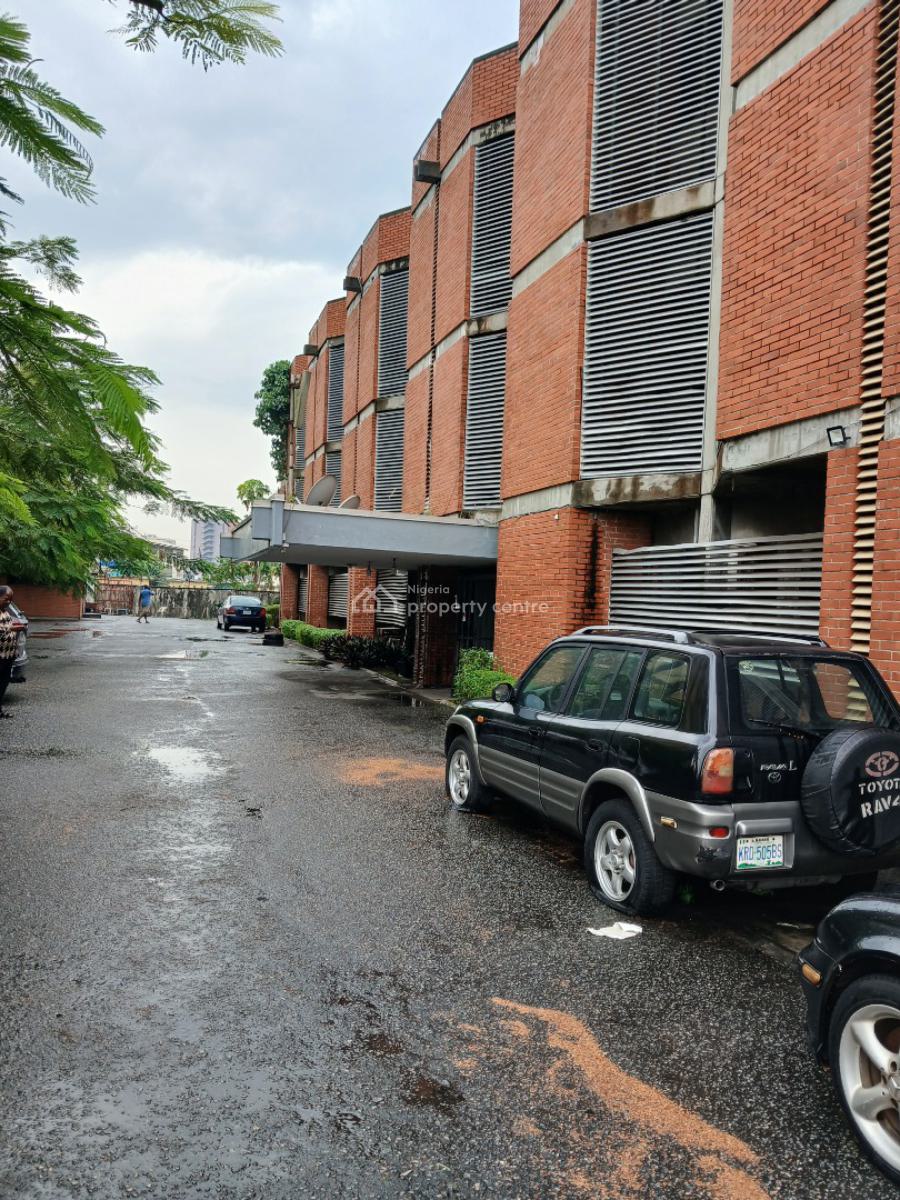 an Hospital  Building on 3 Floors., Saint Gregory/ Ikoyi Road., Obalende, Lagos Island, Lagos, House for Sale