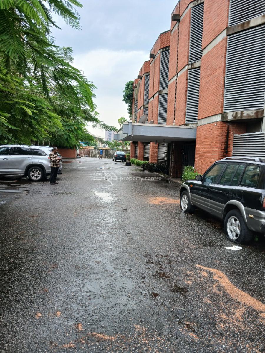 an Hospital  Building on 3 Floors., Saint Gregory/ Ikoyi Road., Obalende, Lagos Island, Lagos, House for Sale