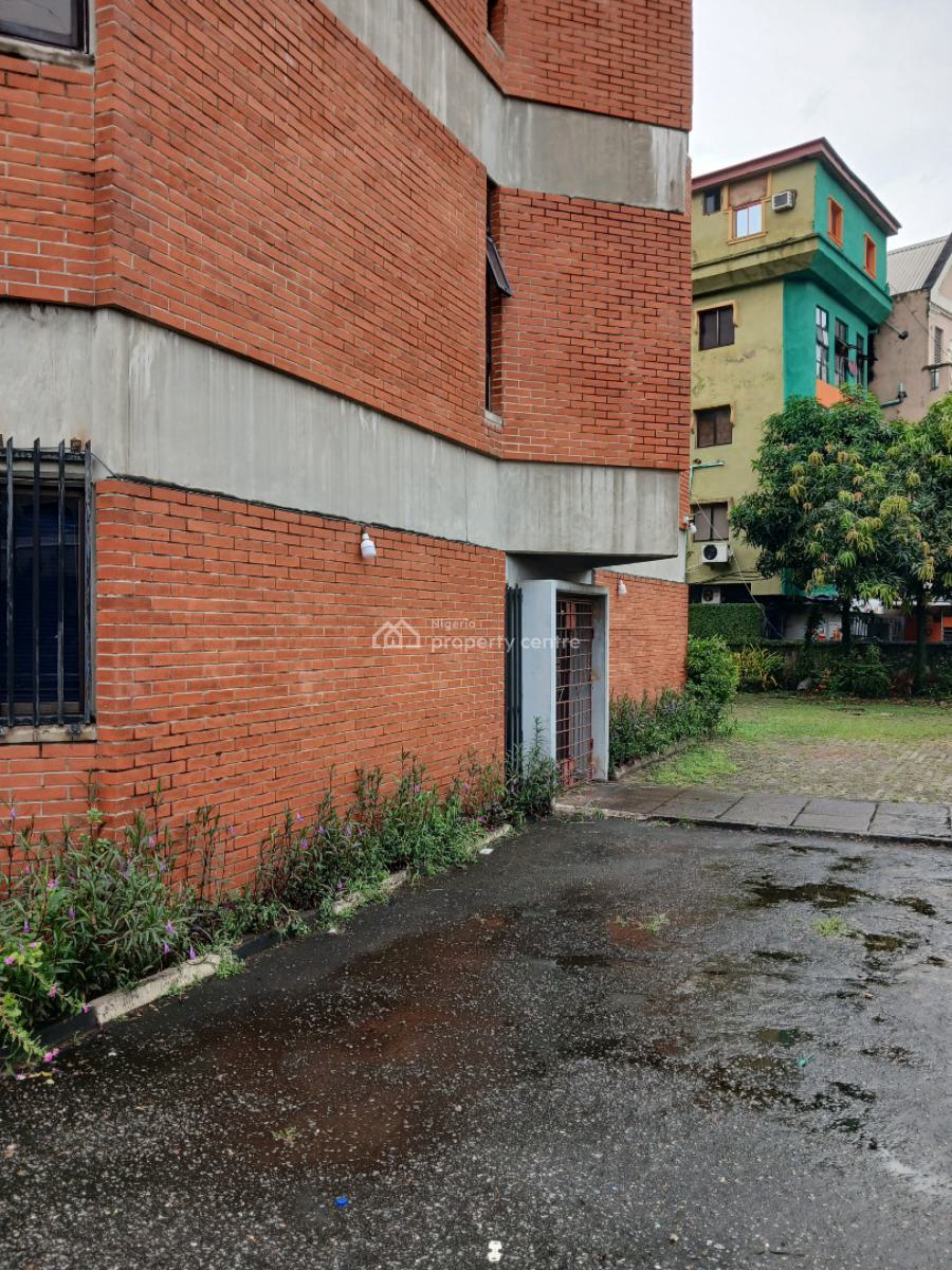 an Hospital  Building on 3 Floors., Saint Gregory/ Ikoyi Road., Obalende, Lagos Island, Lagos, House for Sale