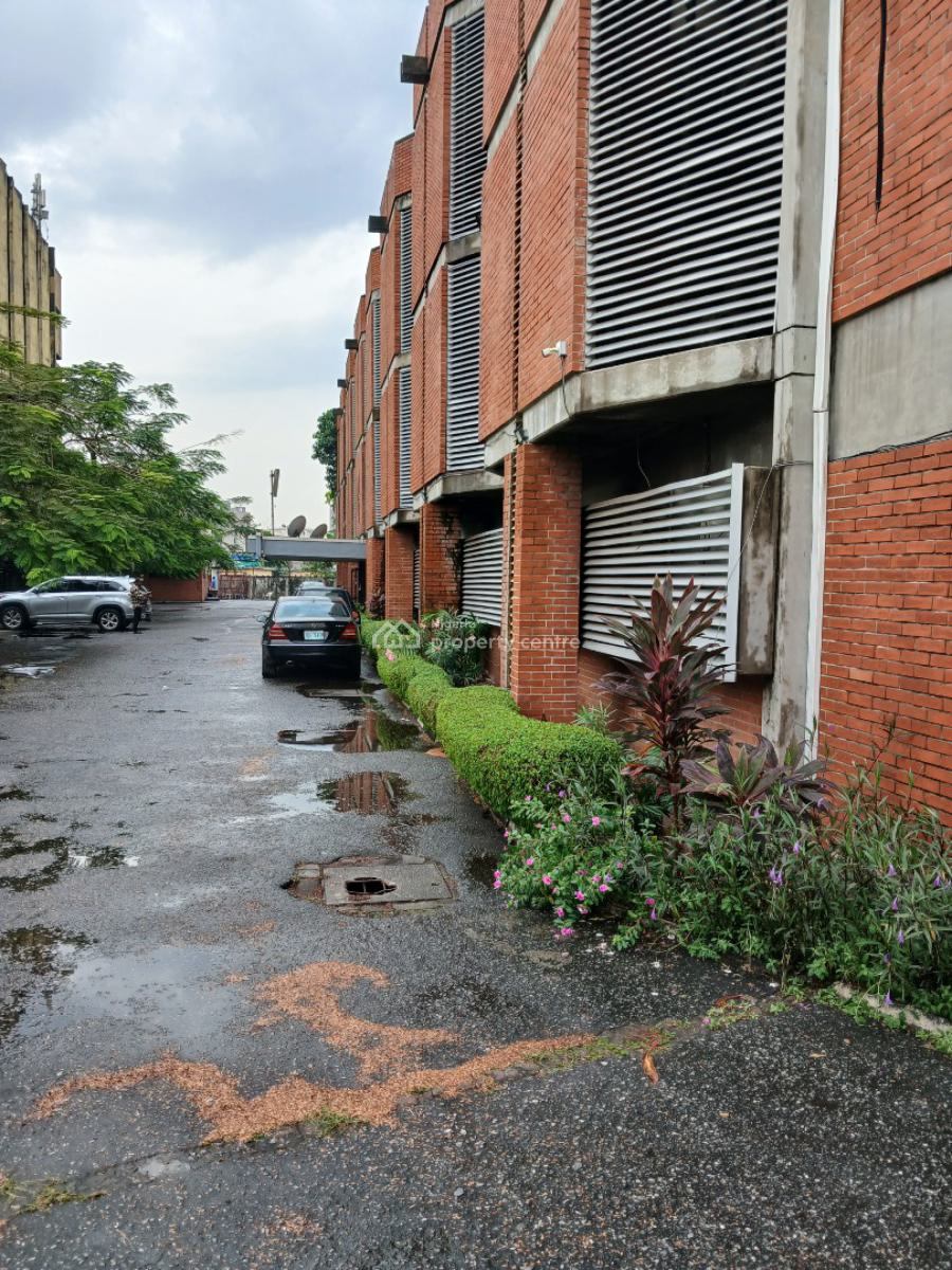 an Hospital  Building on 3 Floors., Saint Gregory/ Ikoyi Road., Obalende, Lagos Island, Lagos, House for Sale
