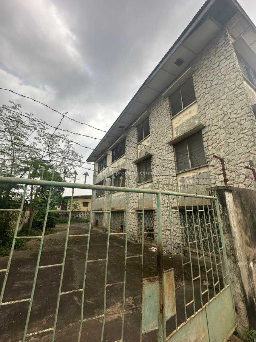 Tenement Building of 21 Rooms on 3 Floors, Oke-ado, Behind Ajimobi Mosque, Ibadan, Oyo, Block of Flats for Sale