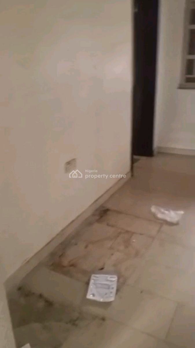 Decent 3 Bedroom Up Flat, 3 Toilets 2 Bathroom, 2 Rooms Ensuite, Bakare Dawodu, Ifako, Gbagada, Lagos, Flat / Apartment for Rent