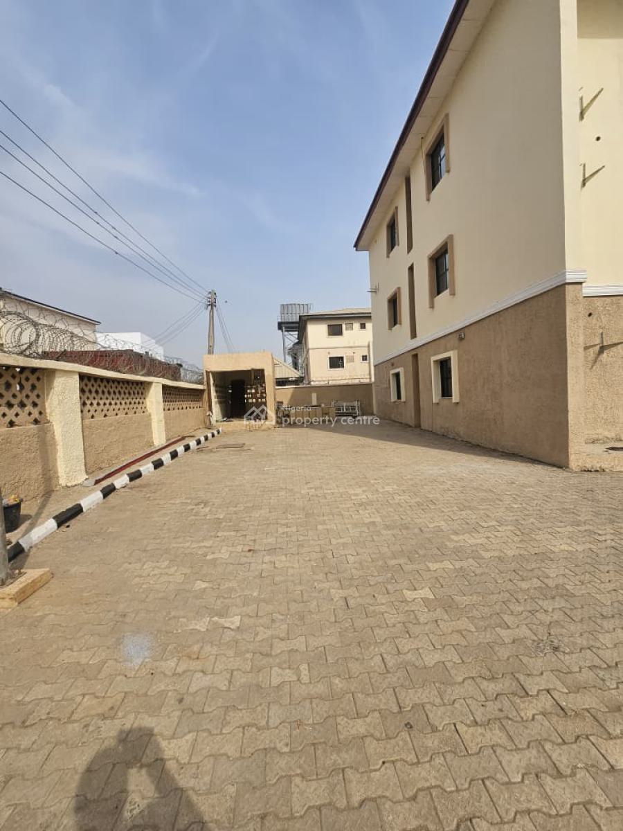 Spacious 3-bedroom + 1-room Bq, Katampe (main), Katampe, Abuja, Flat / Apartment for Rent