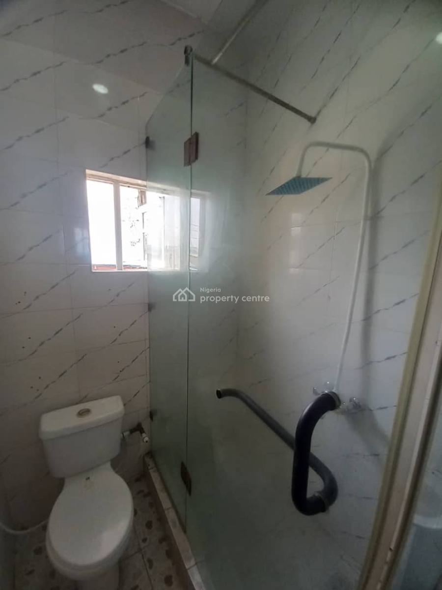 2 Bedroom Flat Upstairs with 2 Balconies, Lekki Phase 1, Lekki, Lagos, House for Rent