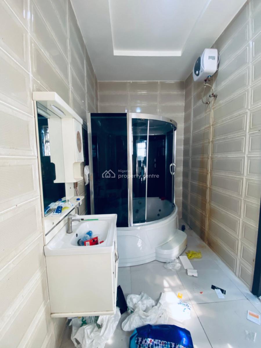 Spacious Masters Bedroom Upstairs with Balcony, Orchid Road, Lekki, Lagos, Flat / Apartment for Rent