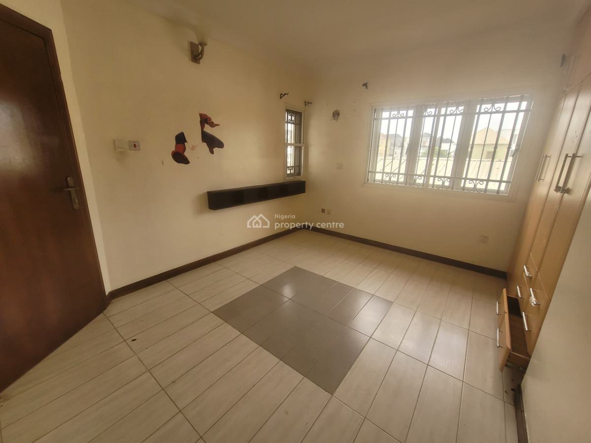 Serviced Well Maintained 4 Bedroom Terrace, By Shoprite Road, Osapa, Lekki, Lagos, Terraced Duplex for Rent