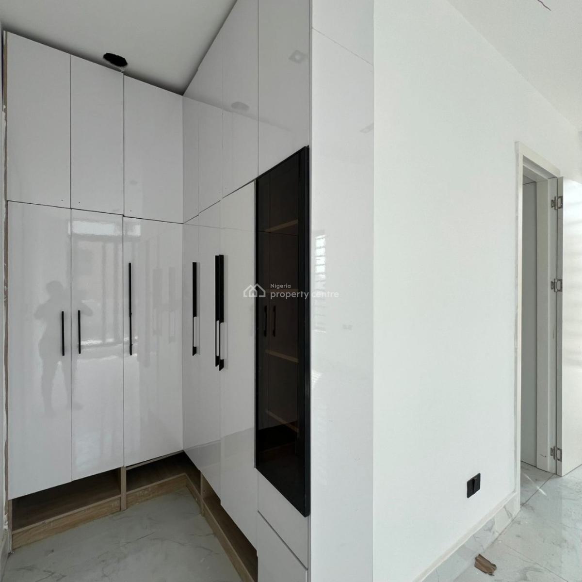 Luxury 2 Bedroom Apartment with Eleavtor and Gym, Lekki Phase 1, Lekki, Lagos, Flat / Apartment for Sale