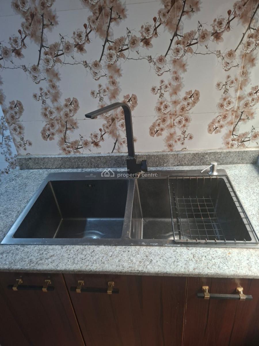 Nice Executive Three Bedroom, Yaba, Lagos, Flat / Apartment for Rent