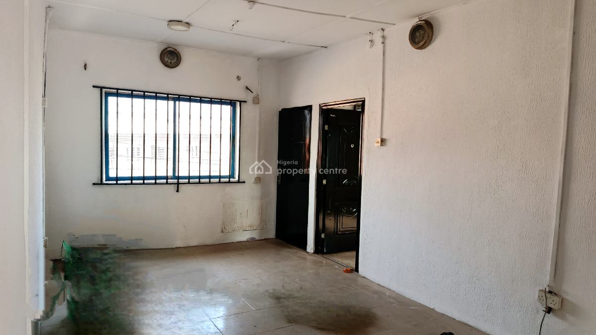 2 Bedroom Flat, Upstairs, By Ogunmefun Street, Obanikoro, Shomolu, Lagos, Flat / Apartment for Rent