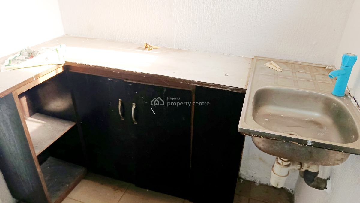 2 Bedroom Flat, Upstairs, By Ogunmefun Street, Obanikoro, Shomolu, Lagos, Flat / Apartment for Rent