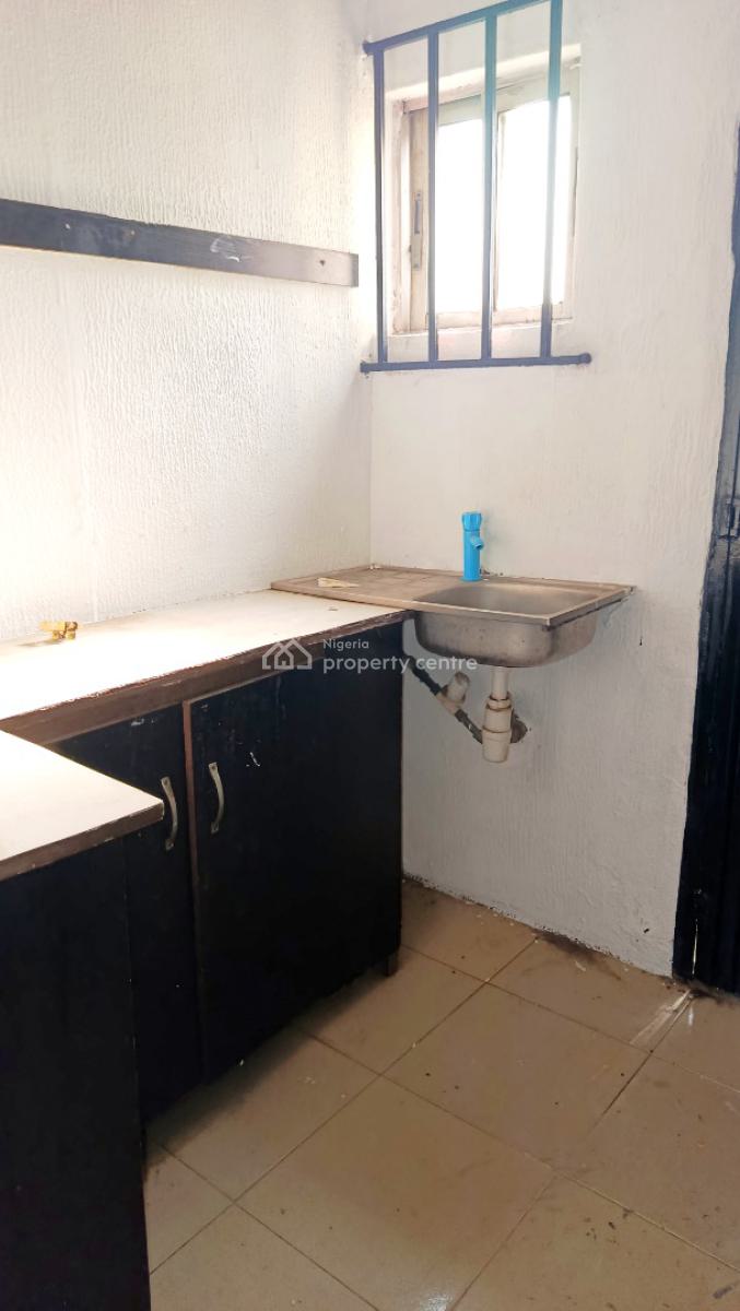 2 Bedroom Flat, Upstairs, By Ogunmefun Street, Obanikoro, Shomolu, Lagos, Flat / Apartment for Rent