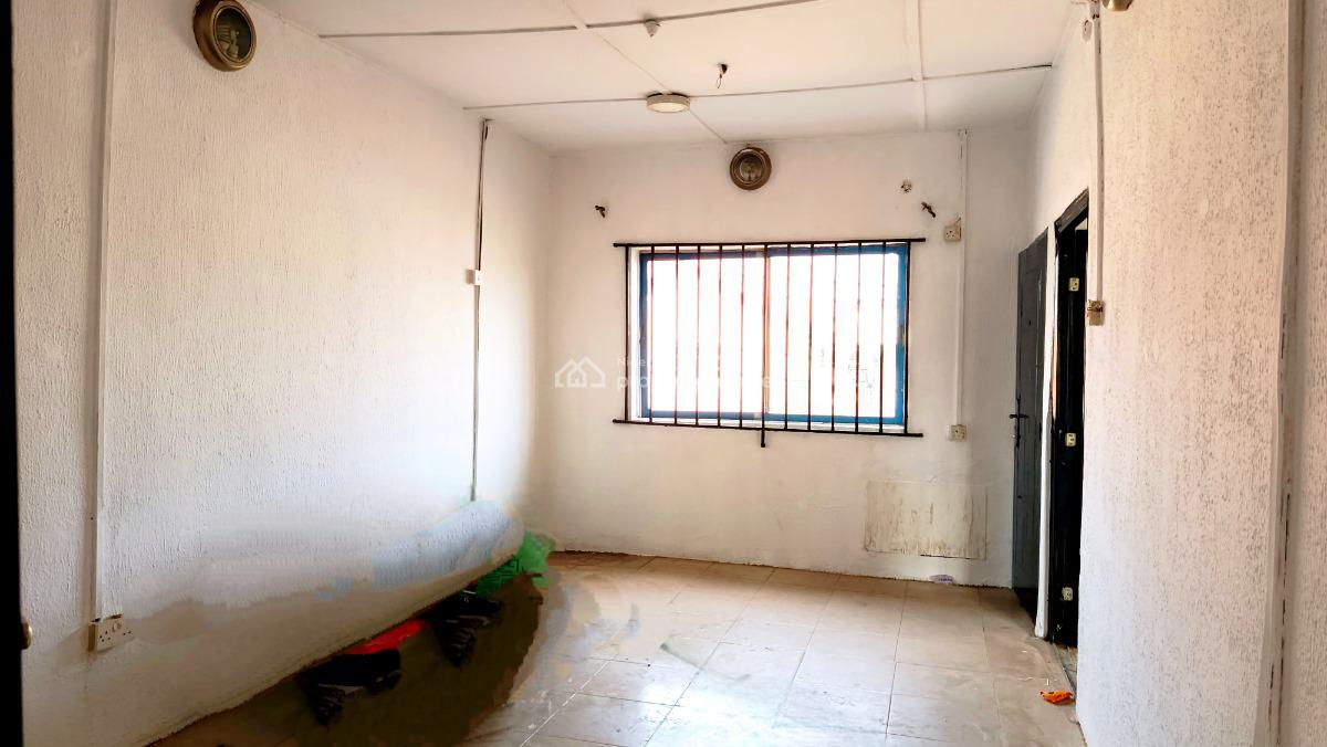 2 Bedroom Flat, Upstairs, By Ogunmefun Street, Obanikoro, Shomolu, Lagos, Flat / Apartment for Rent