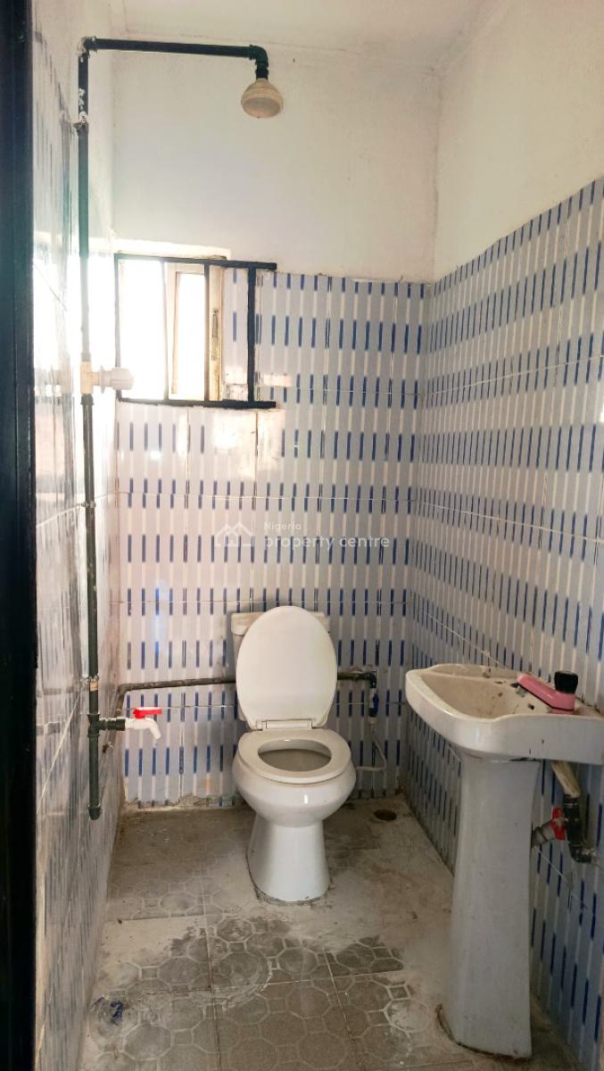 2 Bedroom Flat, Upstairs, By Ogunmefun Street, Obanikoro, Shomolu, Lagos, Flat / Apartment for Rent