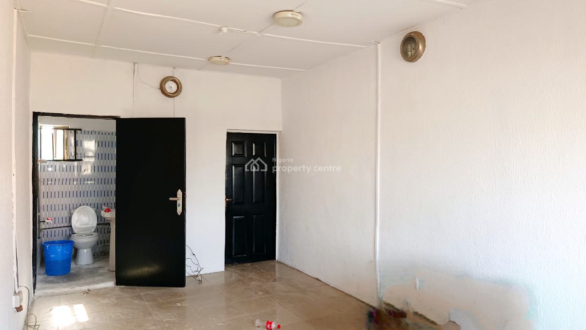 2 Bedroom Flat, Upstairs, By Ogunmefun Street, Obanikoro, Shomolu, Lagos, Flat / Apartment for Rent