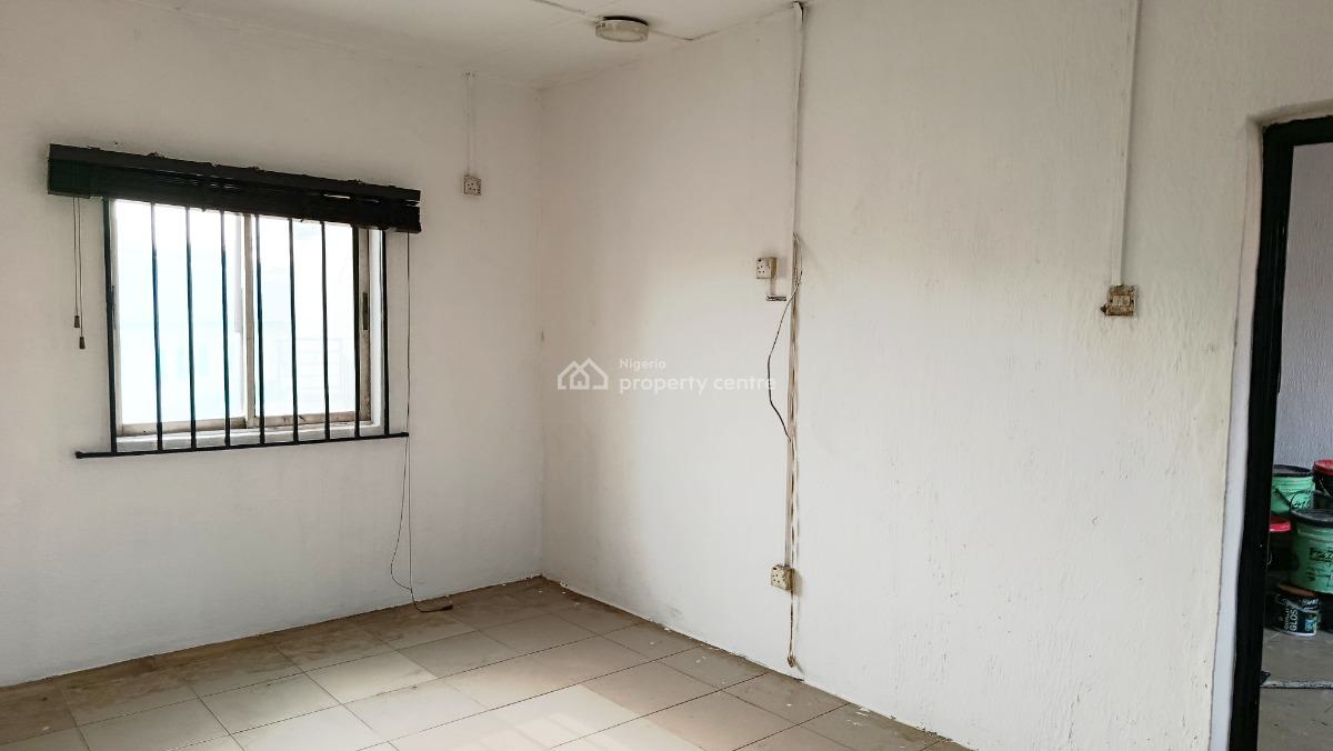 2 Bedroom Flat, Upstairs, By Ogunmefun Street, Obanikoro, Shomolu, Lagos, Flat / Apartment for Rent