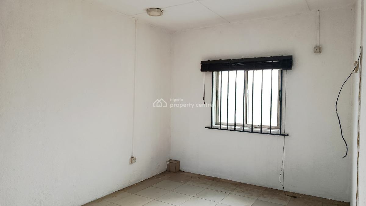 2 Bedroom Flat, Upstairs, By Ogunmefun Street, Obanikoro, Shomolu, Lagos, Flat / Apartment for Rent