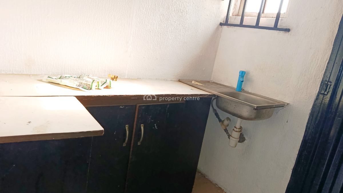 2 Bedroom Flat, Upstairs, By Ogunmefun Street, Obanikoro, Shomolu, Lagos, Flat / Apartment for Rent