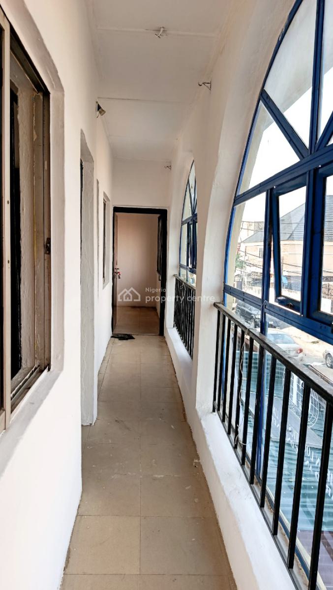 2 Bedroom Flat, Upstairs, By Ogunmefun Street, Obanikoro, Shomolu, Lagos, Flat / Apartment for Rent