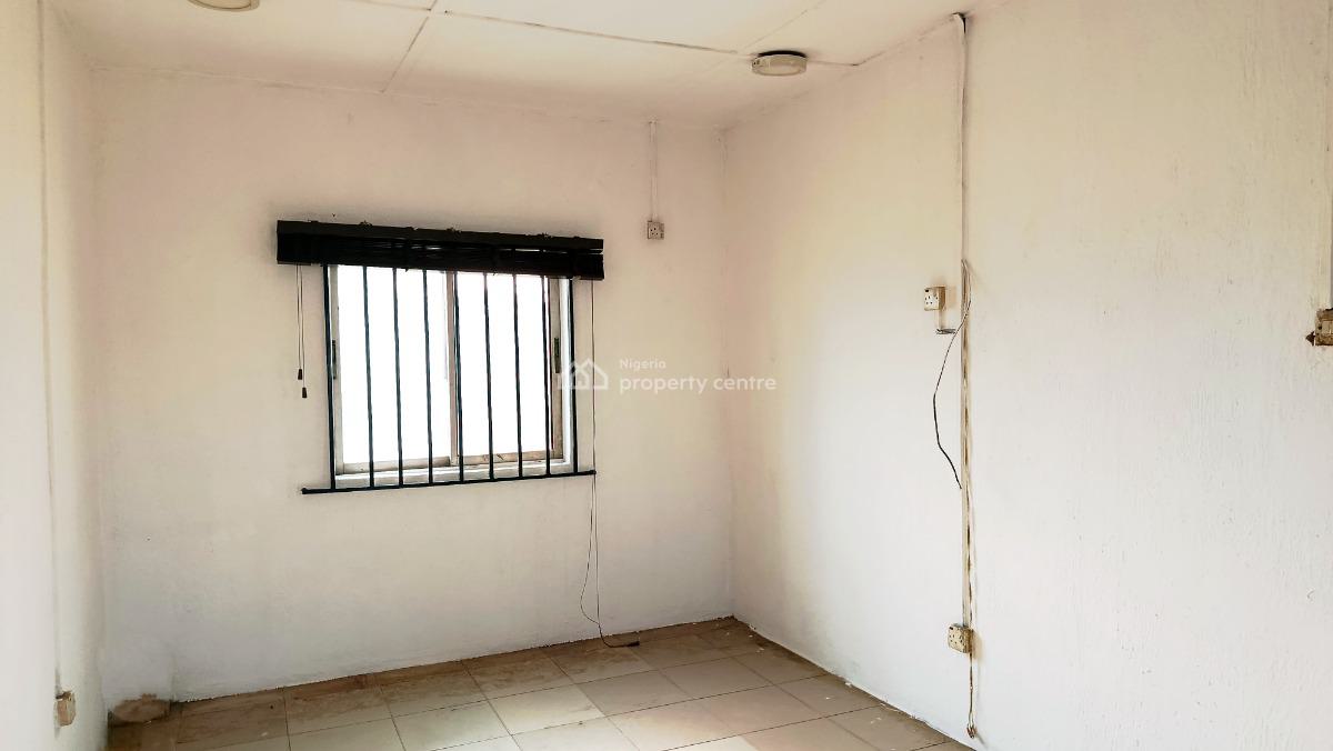 2 Bedroom Flat, Upstairs, By Ogunmefun Street, Obanikoro, Shomolu, Lagos, Flat / Apartment for Rent